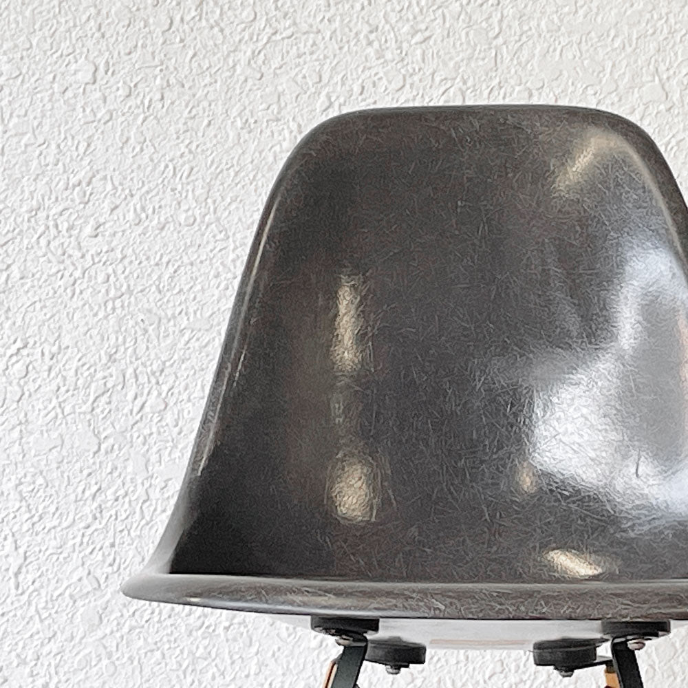ハーマンミラー Herman Miller サイドシェルチェア セカンド 2nd FRP エレファントハイドグレー ダウェルベース イームズ ビンテージ～シンプルな美しさと快適な座り心地を両立させた名作～