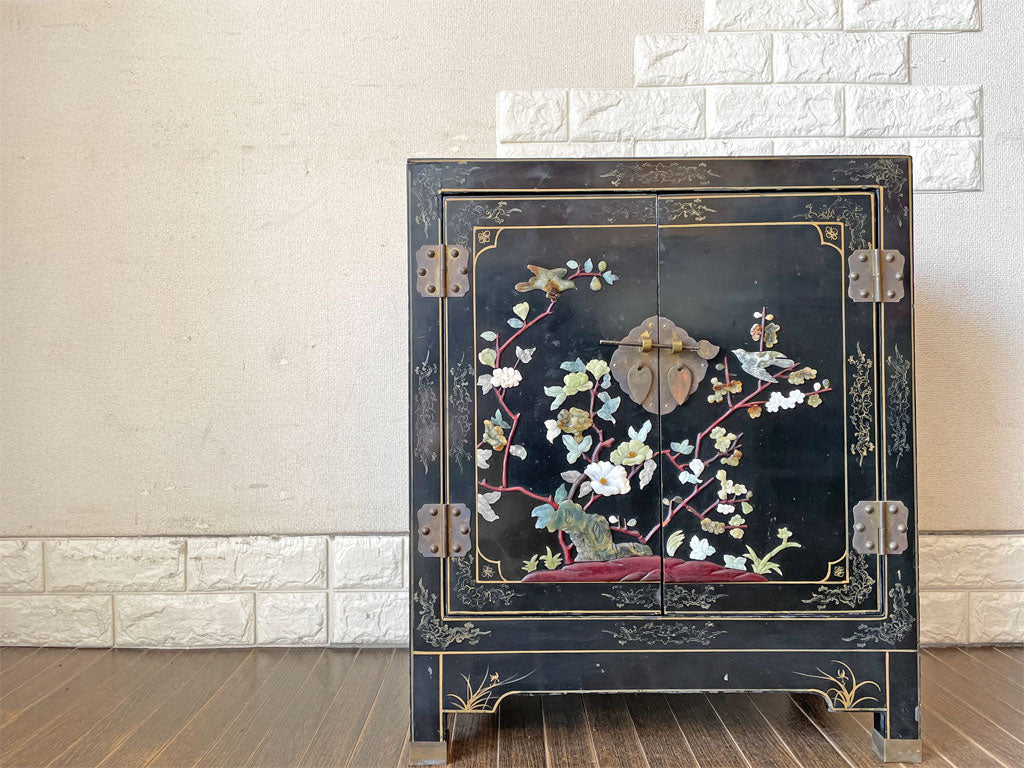 中国家具 玉石細工 キャビネット 飾り棚 開き戸 2段 花鳥図 漆 ナイトテーブル   中古品  買い取りしました。