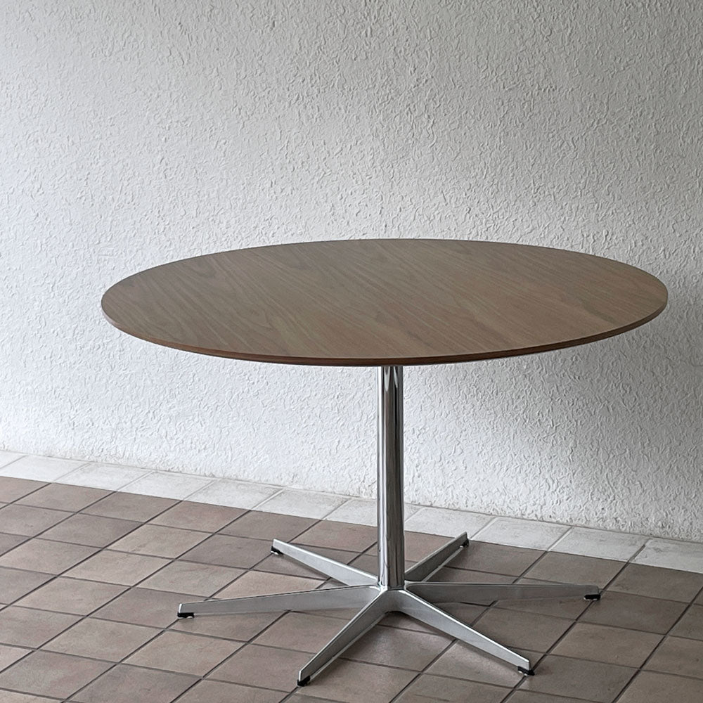  【用賀店】フリッツハンセン Fritz Hansen 円テーブル A825 ダイニングテーブル Φ120cm ウォールナット天板 アルネ・ヤコブセン 天板未使用品 2026年製 北欧家具 デンマーク 定価￥617,980- 買取させていただきました。