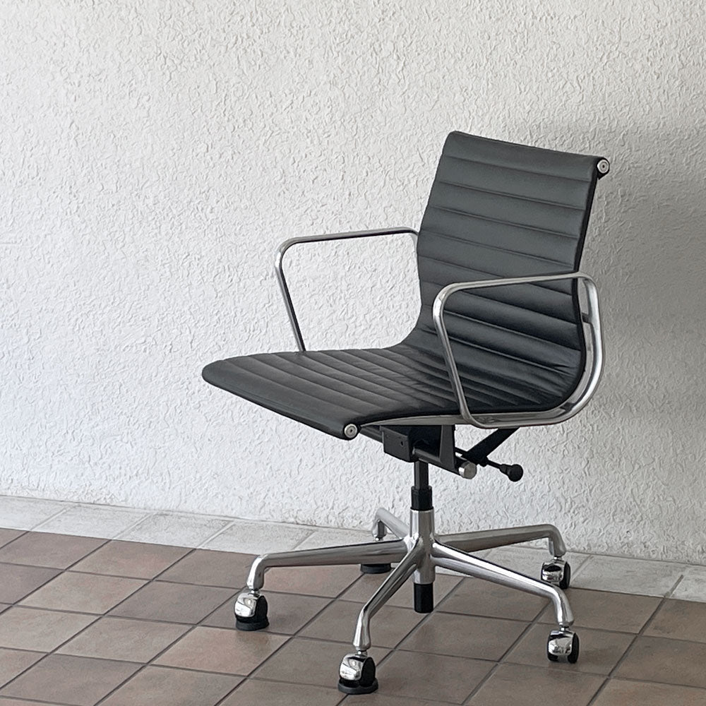  【用賀店】ハーマンミラー Herman Miller イームズアルミナムグループチェア マネージメントチェア アルミバフベース ガス圧昇降仕様 5本脚 キャスタータイプ 本革 イームズ 買取させていただきました。