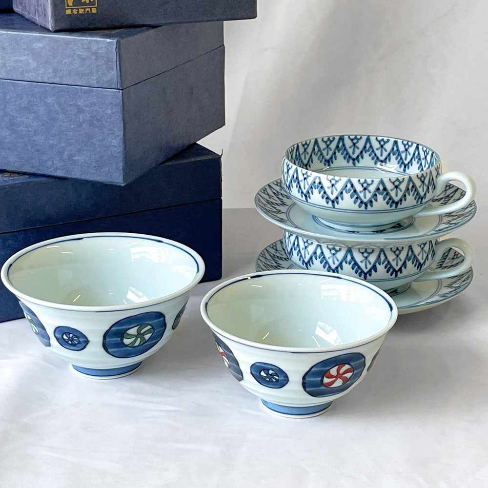  【用賀店】源右衛門 藍染付日向花幾何学文 スープカップ＆ソーサー 2pセット ＆ 夫婦 茶碗 2点セット 飯碗 染錦 箱付 未使用保管品買取させていただきました。