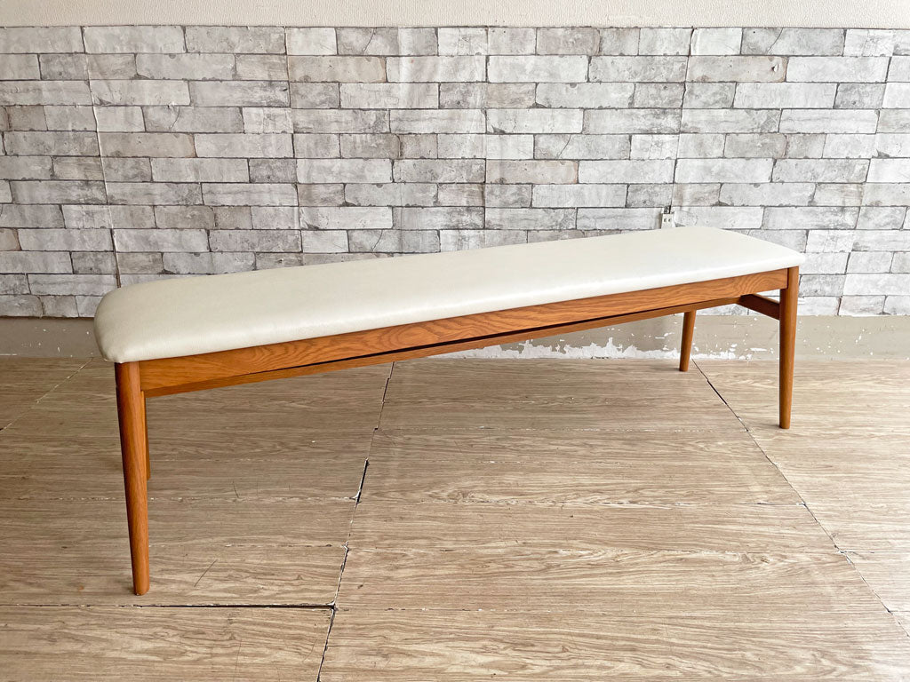 IDC大塚家具 OTSUKA シネマ CINEMA ベンチ レッドオーク無垢材 PVCレザー アイボリー W151cm 定価￥27,000- 現状品 中古品 買い取りしました。