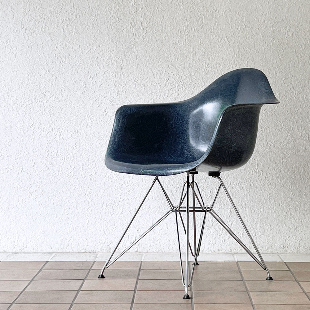  【用賀店】ハーマンミラー Herman Miller アームシェルチェア DAR 現行FRP製 ネイビーブルー エッフェルベース C&R イームズ ミッドセンチュリー 買取させていただきました。