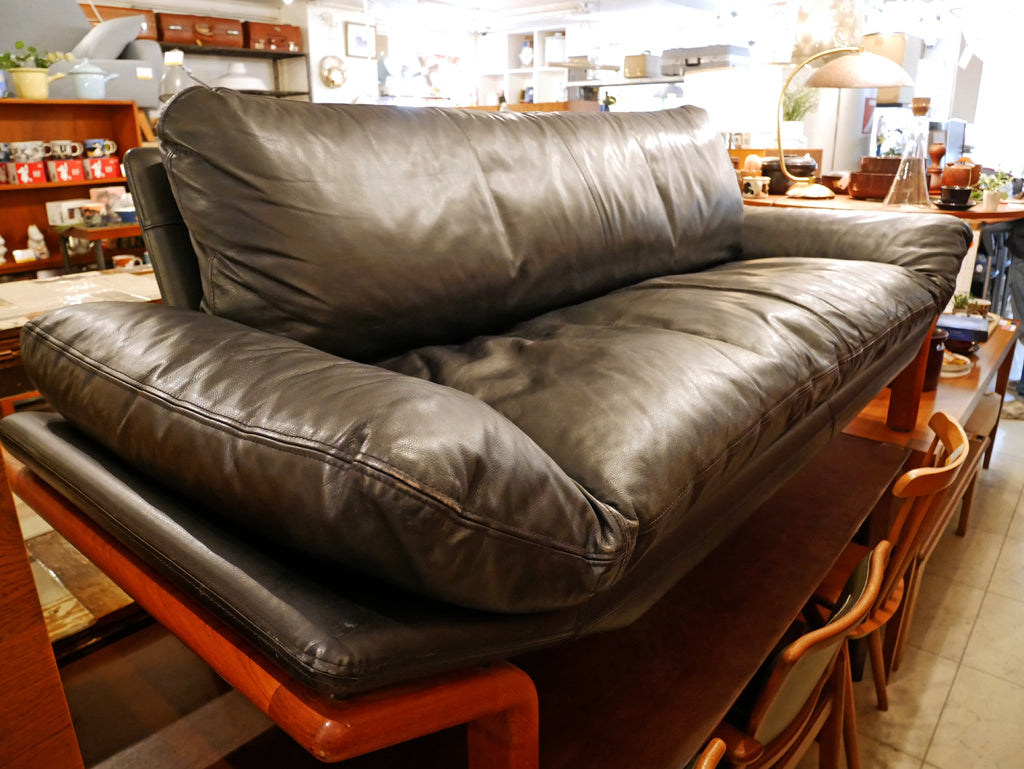 コンフォート komfort デンマーク ビンテージ 3人掛け ソファ チーク無垢材 × レザー 北欧家具 ～浮遊する座り心地～