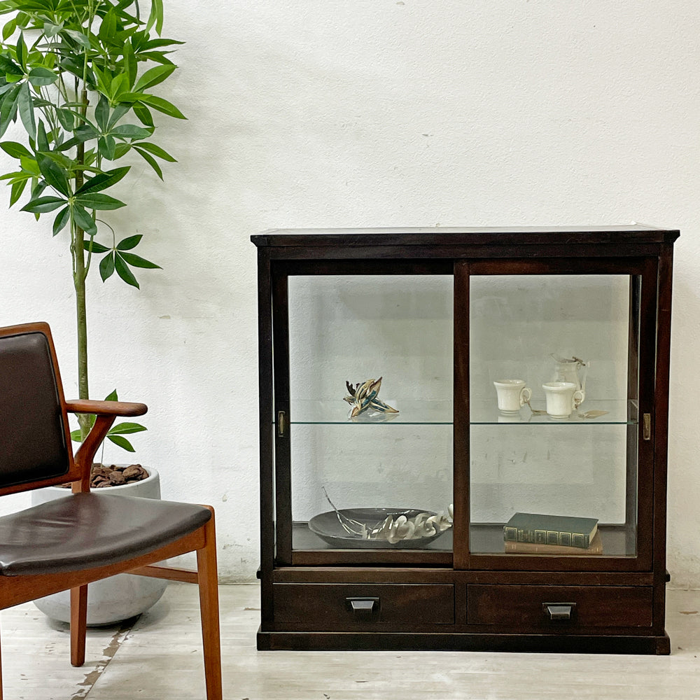 【祖師ヶ谷大蔵店】ジャパンビンテージ Japan vintage ガラスキャビネット 飾り棚 コレクションケース ショーケース 引き戸 抽斗2杯 古家具 木味 買取させていただきました。