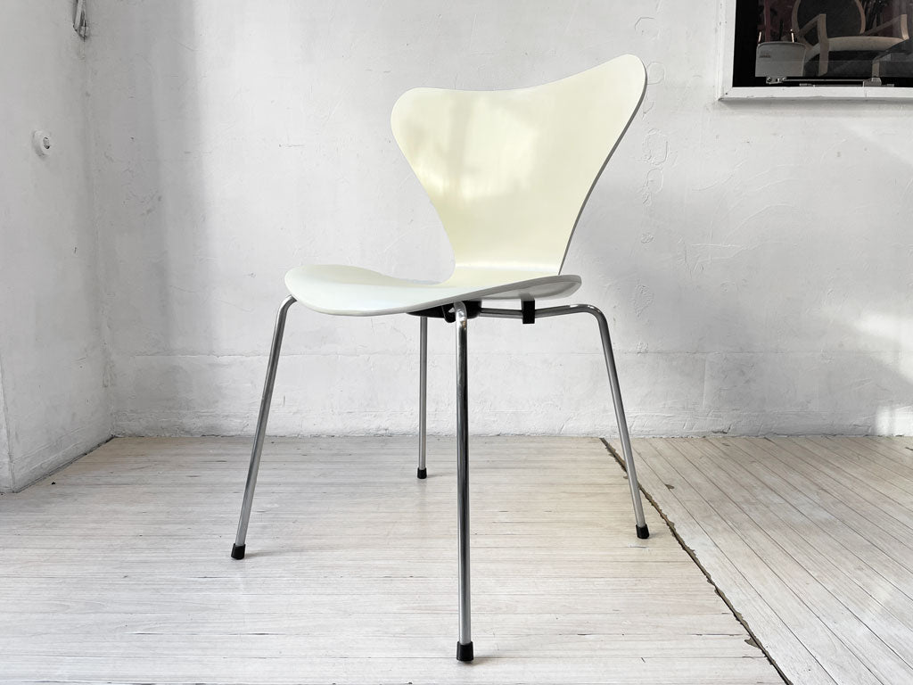 フリッツハンセン Fritz Hansen セブンチェア ダイニングチェア スタッキングチェア ラッカー仕上げ ホワイト アルネ・ヤコブセン 70年代初期 FH黒カバー 旧ロゴ デンマーク 北欧 中古品 買い取りしました。