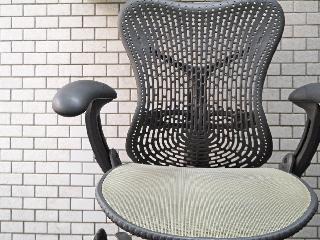 ハーマンミラー Herman Miller ミラチェア Mirra Chair グラファイトベース ～捕らわれない自由が生む柔軟～