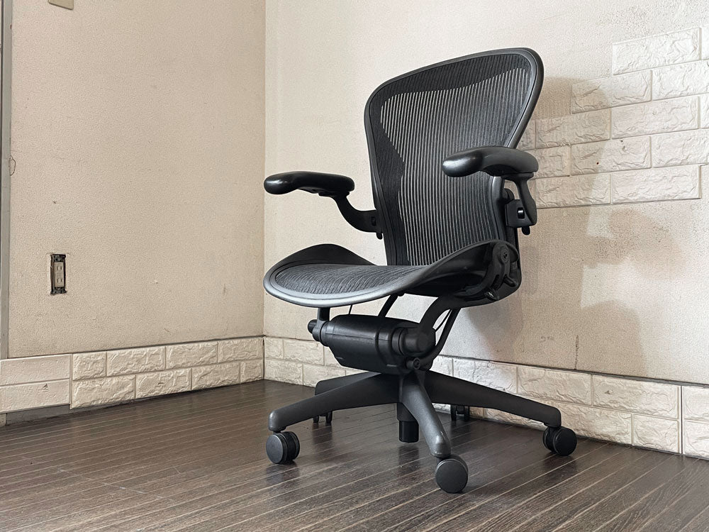 ハーマンミラー Herman Miller アーロンチェア Bサイズ グラファイトベース ビル・スタンフ ＆ ドン・チャドウィック バナナクッション新品   中古品  買い取りしました。