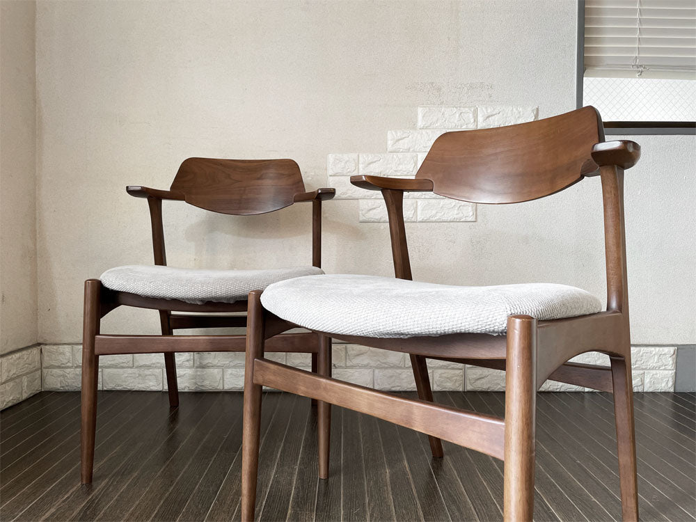 ケユカ KEYUCA カッセル Kassel アームチェア ダイニングチェア ハーフアーム ウォールナットフレーム ファブリック座面 グレー系 計2脚  中古品  買い取りしました。