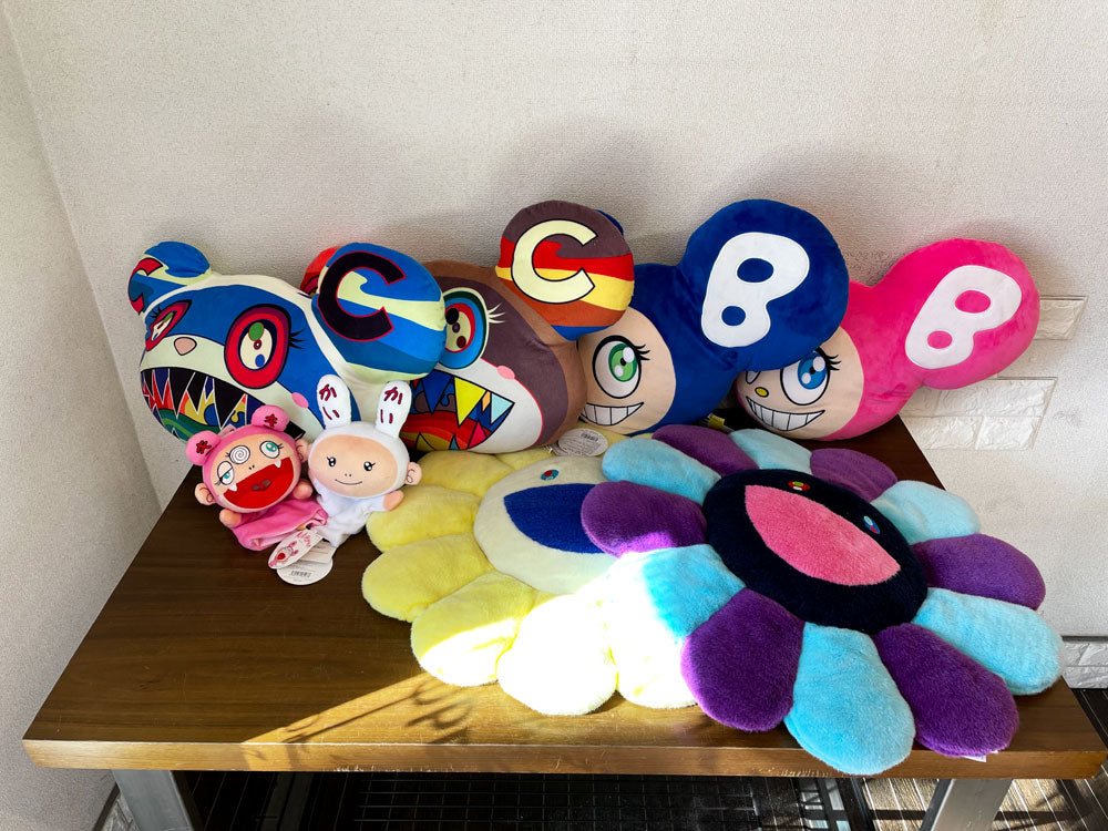 村上隆 Takashi Murakami お花 & ウルサベア Ursa Bear & ドブ君 Mr. DOB クッション 各種 + Kaikai & キキ Kiki パペット カイカイキキ kaikai kiki 中古品  買い取りしました。