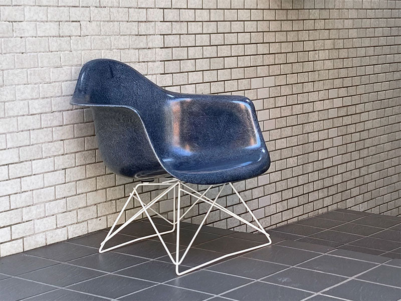 ハーマンミラー Herman Miller アームシェルチェア LAR 現行FRP製 ネイビー キャッツクレイドル ラウンジベース C&R イームズ 中古品 買い取りしました。