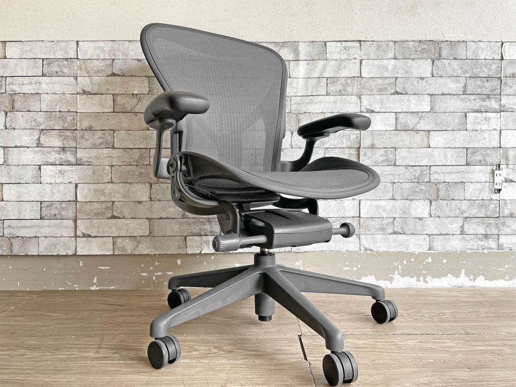 ハーマンミラー Herman Miller アーロンチェア デスクチェア リマスタード ライト Bサイズ グラファイトベース ビル・スタンフ ＆ ドン・チャドウィック ポスチャーフィット 美品 中古品 買い取りしました。