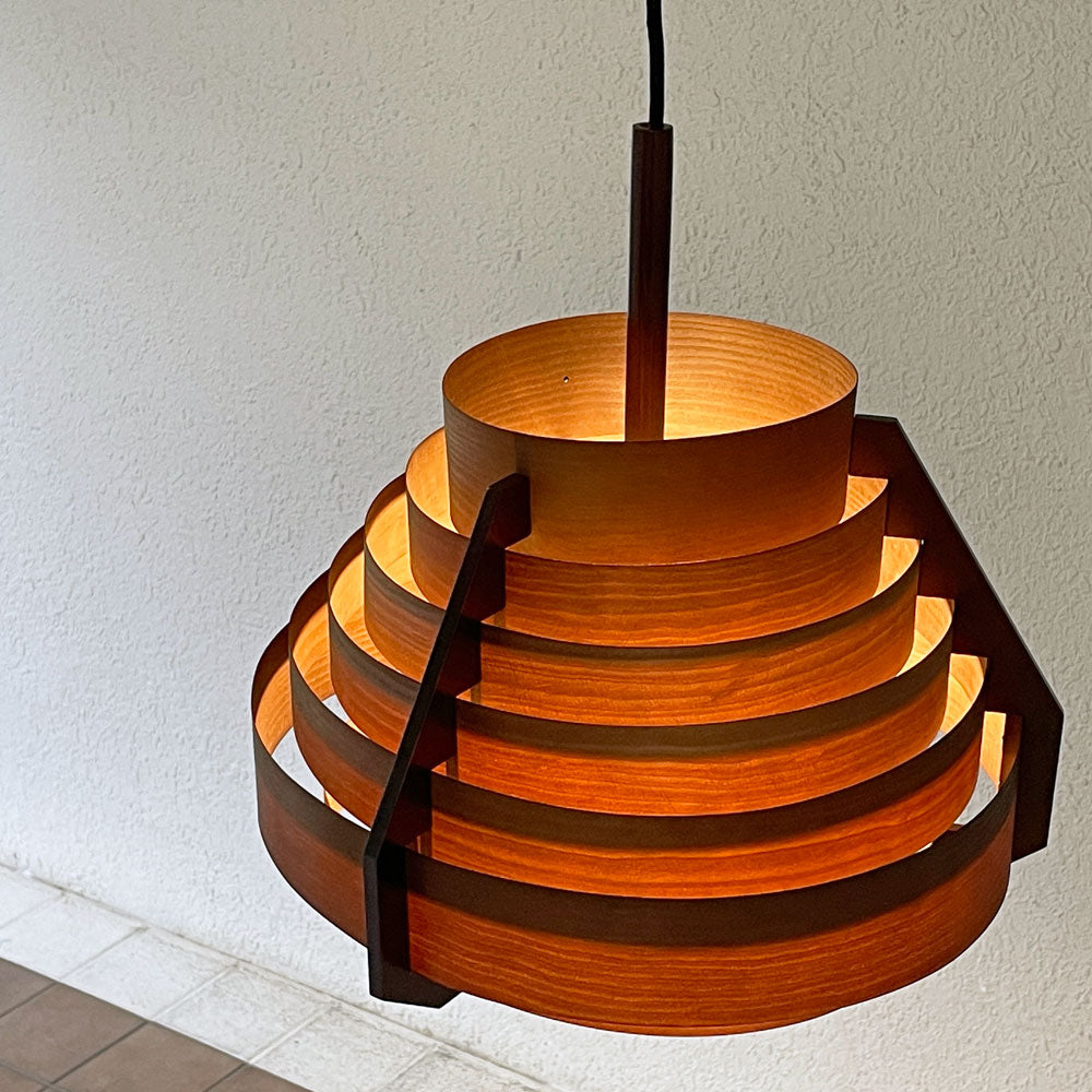 【用賀店】ヤマギワ YAMAGIWA ヤコブソンランプ JAKOBSSON LAMP ペンダントライト 323F-218 パイン材 ダークブラウン ハンス・アウネ・ヤコブソン 北欧照明 スウェーデン 買取させていただきました。