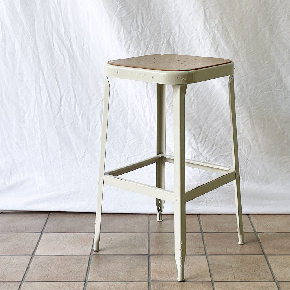  【用賀店】リオン LYON ファクトリー スツール FACTORY STOOL Lサイズ Putty White プレスウッドシート パシフィックファニチャーサービス P.F.S取り扱い 2脚 買取させていただきました。