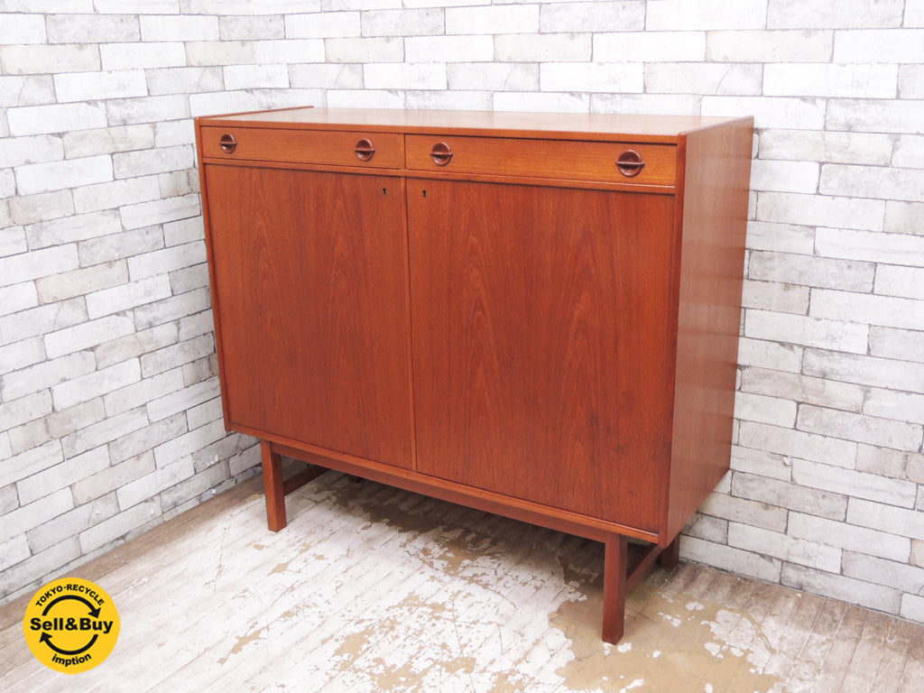 デンマーク ビンテージ Danish vintage チーク材 キャビネット カップボード 両扉 抽斗2杯 鍵付き 北欧家具 中古品 買い取りしました。