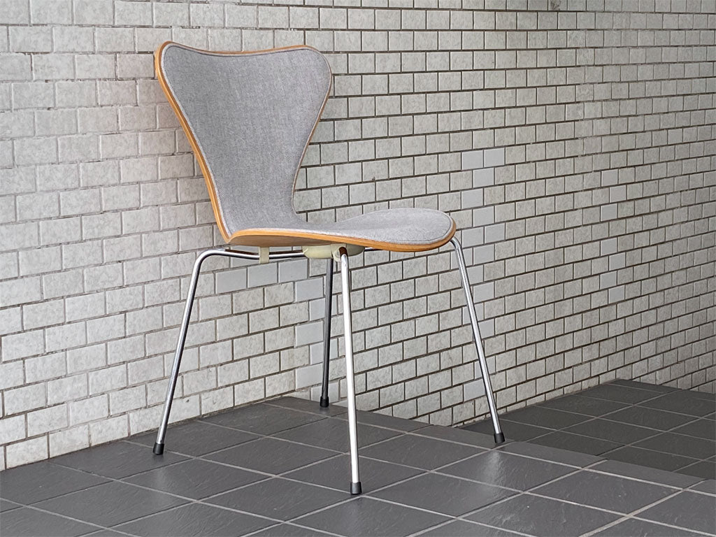 フリッツハンセン Fritz Hansen ビンテージ セブンチェア ビーチ フロントパティング ライトグレー アルネ・ヤコブセン スタッキングチェア 北欧家具 デンマーク 中古品 買い取りしました。