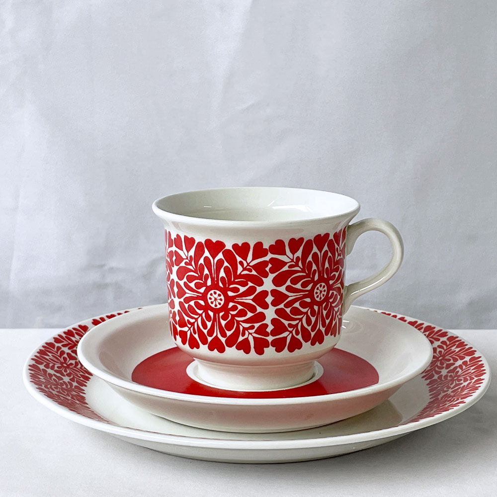 【用賀店】アラビア ARABIA テュッティ Tytti レッド カップ＆ソーサー トリオ エステリ・トムラ 北欧ビンテージ フィンランド 買取させていただきました。