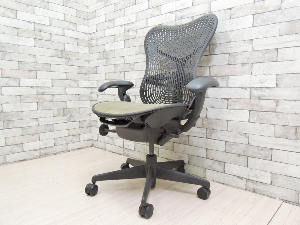 ハーマンミラー Herman Miller ミラチェア Mirra デスクチェア グラファイトベース グラファイトフレーム Studio 7.5デザイン  中古品 買い取りしました。