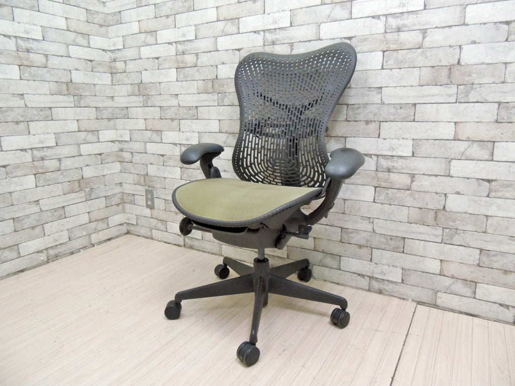 ハーマンミラー Herman Miller ミラチェア Mirra デスクチェア グラファイトベース グラファイトフレーム Studio 7.5デザイン   中古品 買い取りしました。