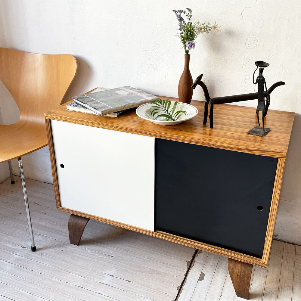 【下北沢店】ミッドセンチュリーモダンデザイン プライウッド サイドボード テレビボード AVボード 白黒リバーシブル 引き戸 買取させていただきました。