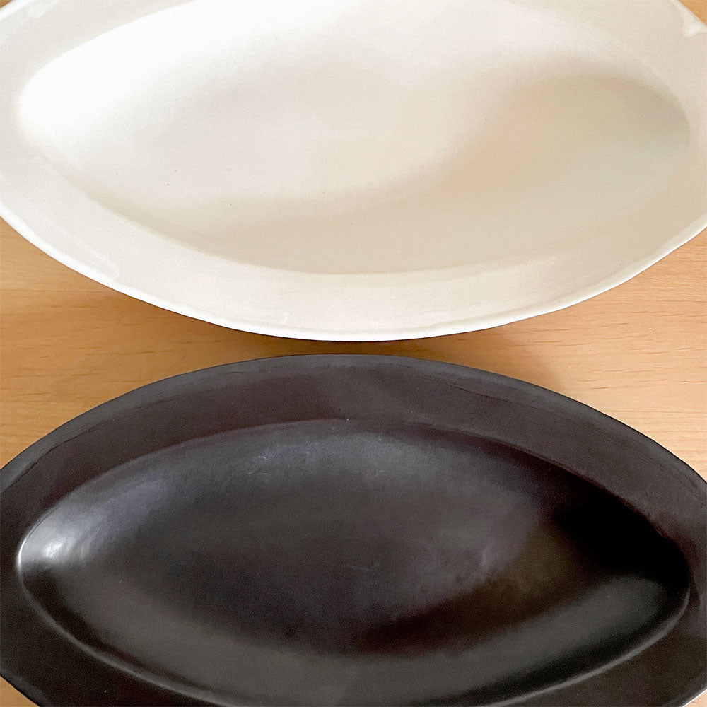 【自由が丘店】クリスチャンヌ ペロション Christiane Perrochon ストーンウェア STONEWARE オーバル プレート 小 ホワイト、ブラックカラー イタリア 陶器 ハンドメイド 現代作家 2枚 買取させていただきました。