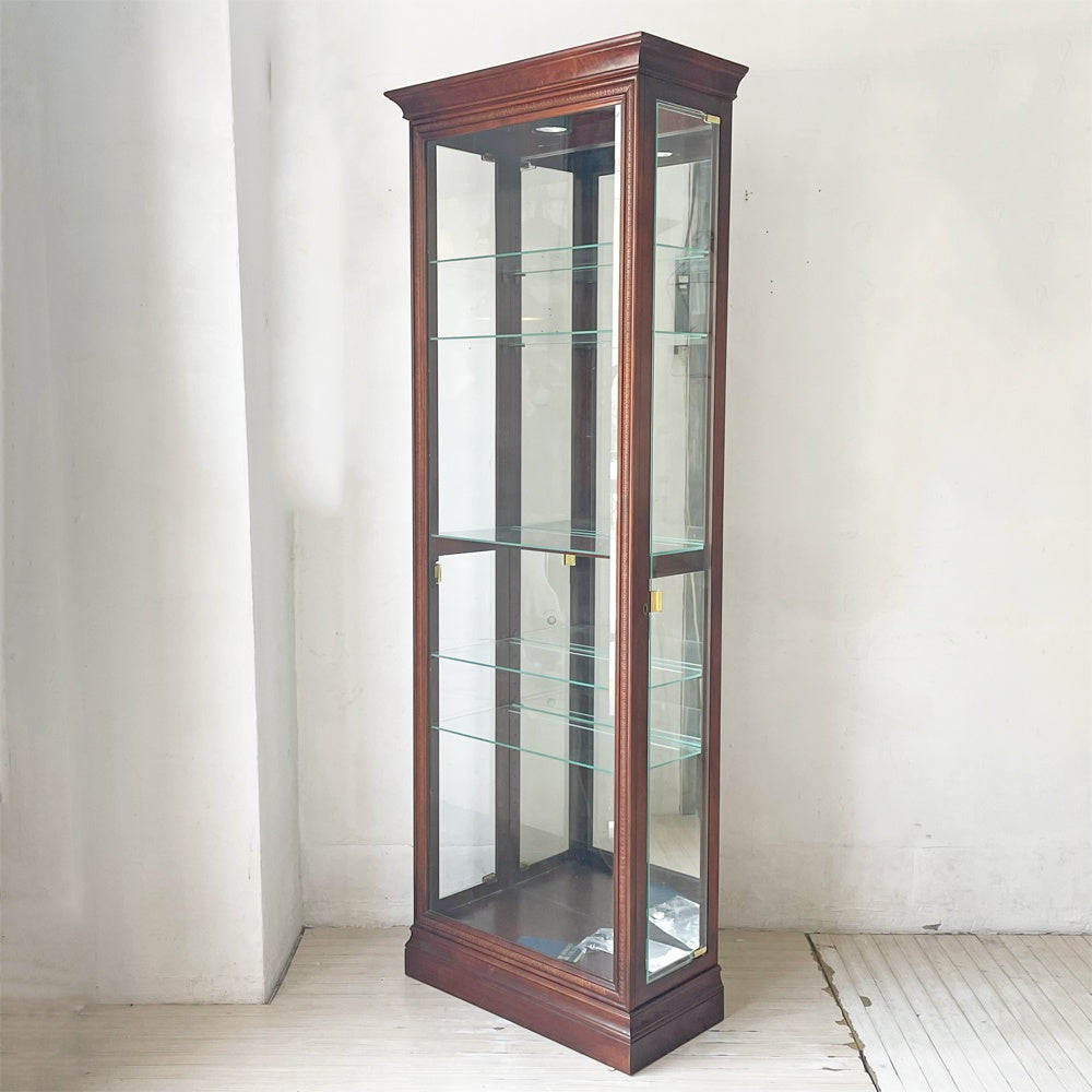 【下北沢店】ハワードミラー Howard Miller ガラスキュリオケース ライティング照明 ディスプレイキャビネット コレクションケース 飾り棚 鍵付 US家具 買取させていただきました。