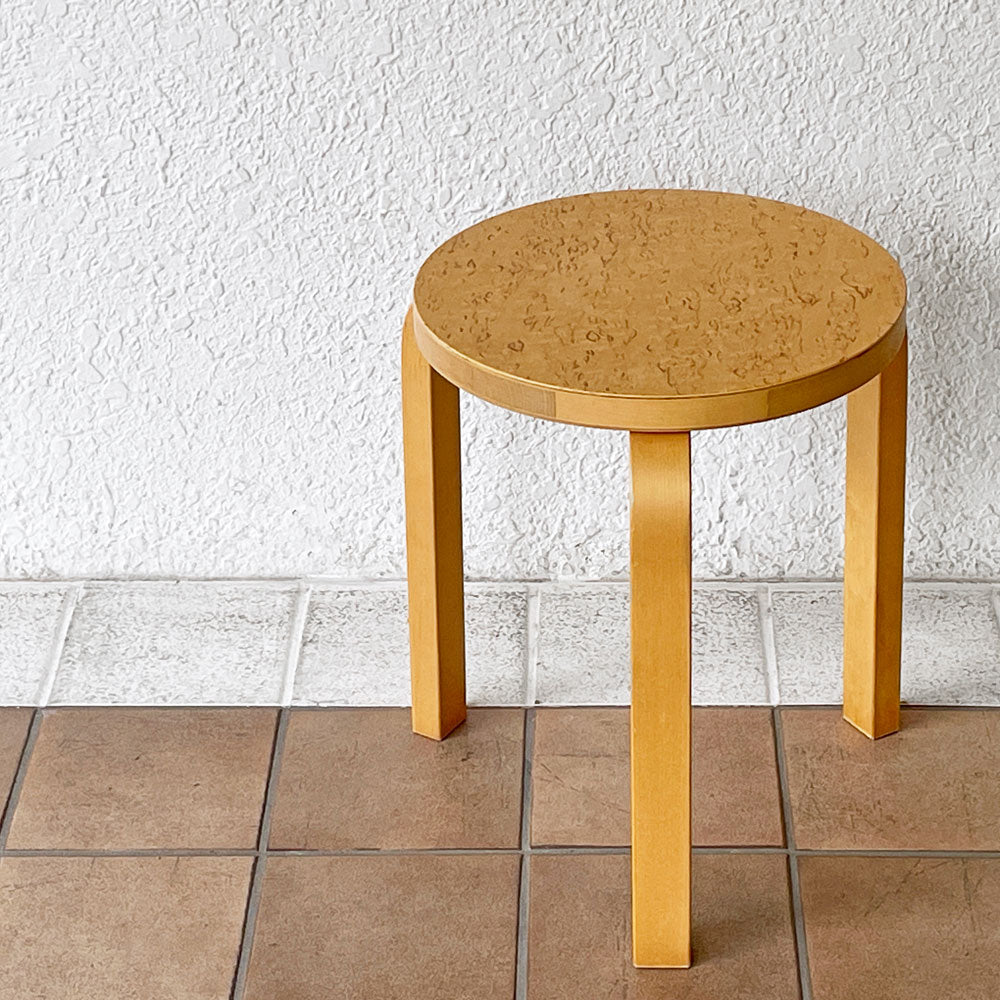  【用賀店】アルテック artek スツール60 Stool60 3本脚 2003年 スツール60の70周年記念 ゴールドプレート 限定モデル カーリーバーチ材 アルヴァ・アアルト 北欧家具 希少 買取させていただきました。