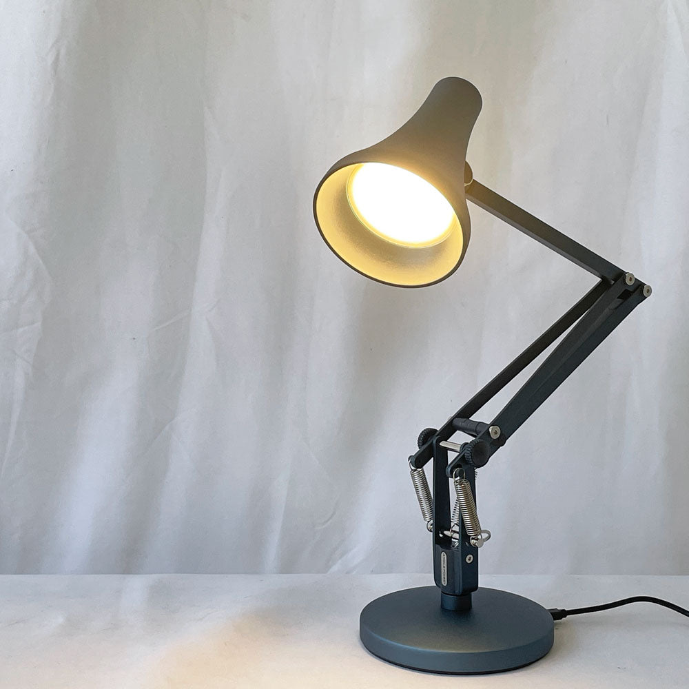  【用賀店】アングルポイズ ANGLEPOISE ミニミニ 90 MINIMINI デスクライト スティールブルー USB給電式 調光可 テーブルランプ イギリス 未使用品 買取させていただきました。