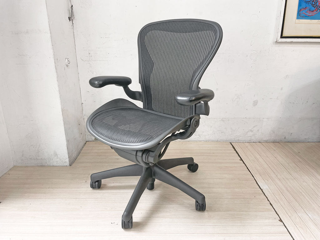 ハーマンミラー Herman Miller アーロンチェア ライト Bサイズ クラシックカーボン グラファイトベース デスクチェア オフィスチェア バナナクッション新品 中古品 買い取りしました。