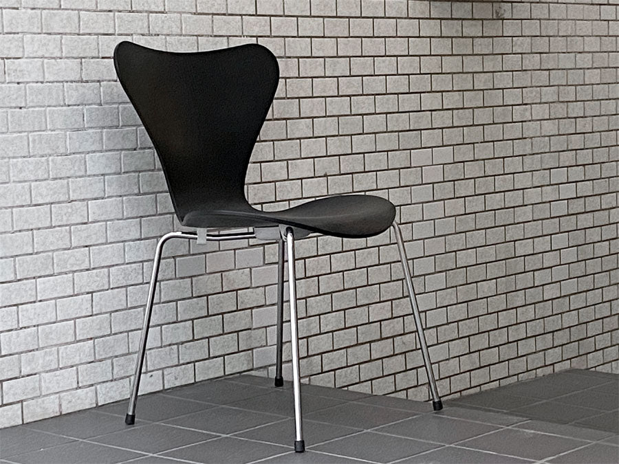 フリッツハンセン Fritz Hansen セブンチェア ブラック カラードアッシュ アルネ・ヤコブセン スタッキングチェア 北欧 デンマーク ～完璧な造形～