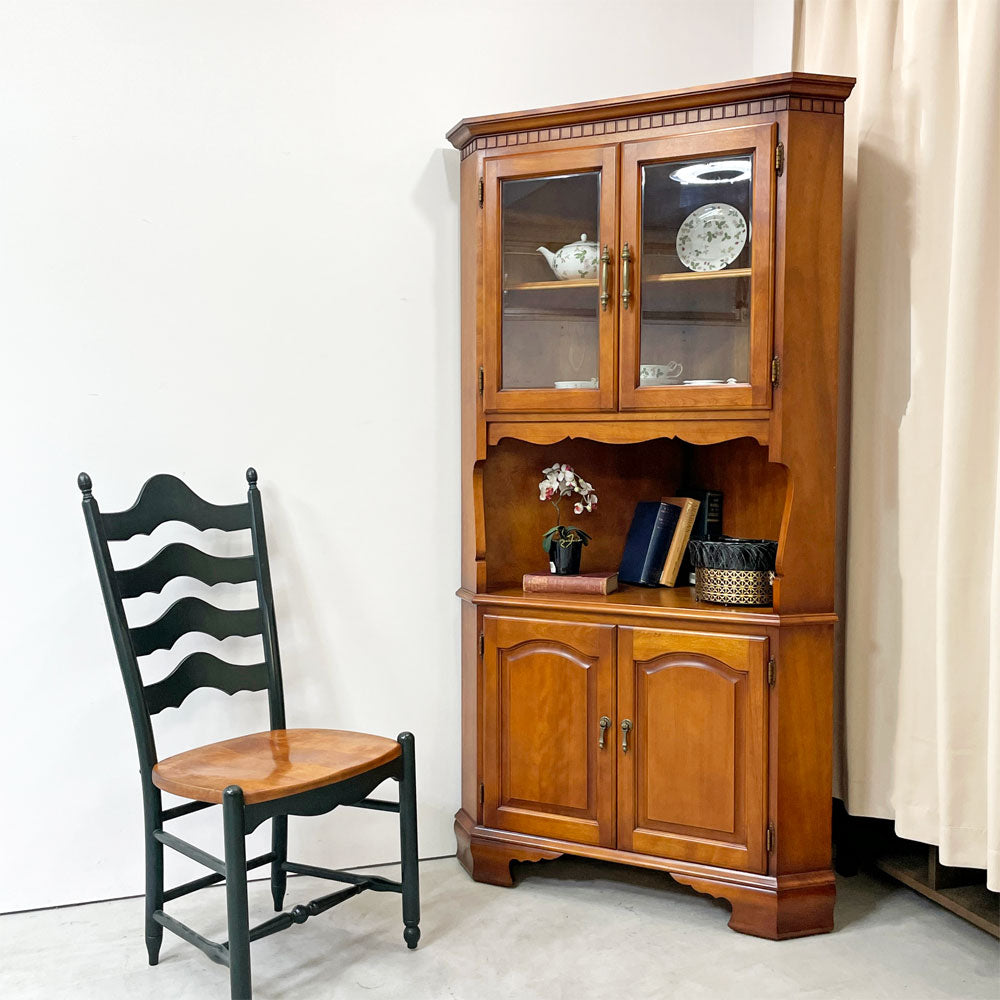 【祖師ヶ谷大蔵店】横浜ダニエル Daniel コーナーキャビネット コーナーラック ガラスキャビネット 樺桜材 アーリーアメリカン クラシカルデザイン 買取させていただきました。