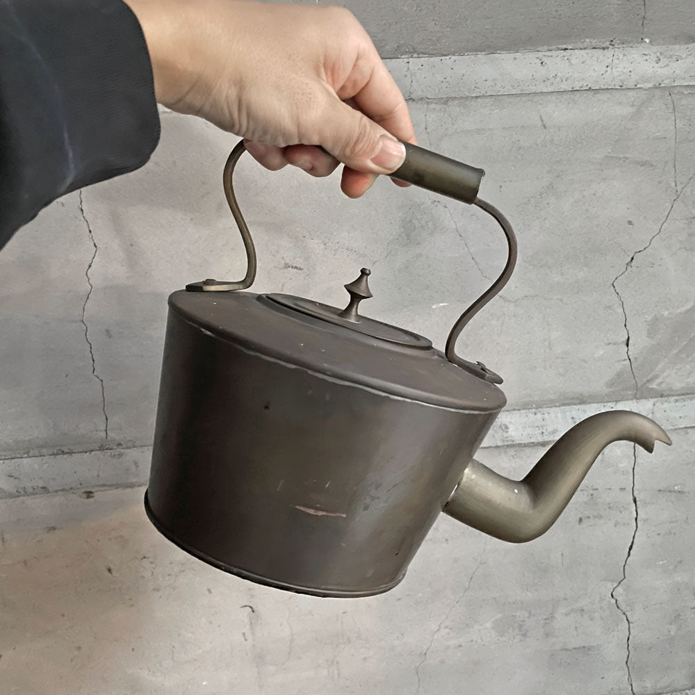 【学芸大学店】ヨーロッパビンテージ European Vintage 真鍮製 ケトル やかん 薬缶 アンティーク 古道具 レトロ アンティーク ディスプレイ ♪ 買取させていただきました。