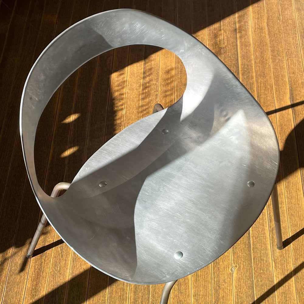 ニューデイズ ファクトリー NEWDAYS FACTORY アルミチェア DARUMA Chair 達磨型の椅子 アルミキャスト × アイアン脚 インダストリアル  ～ 光に映え、影に深まる上品さ ～