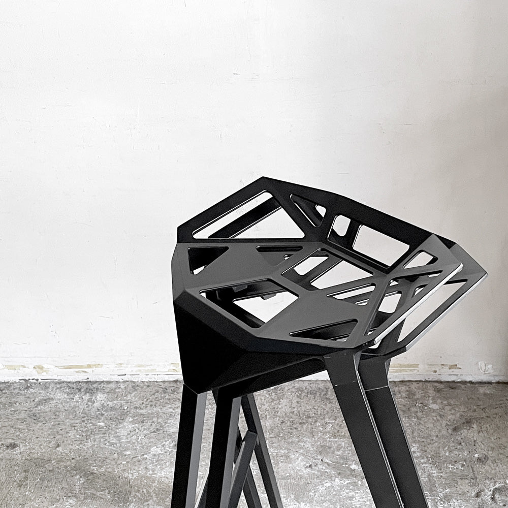 マジス MAGIS スツールワン STOOL_ONE カウンターチェア スタッキングチェア ブラック 77cm コンスタンチン・グルチッチ イタリア ～幾何学デザインの美しさが際立つ椅子～