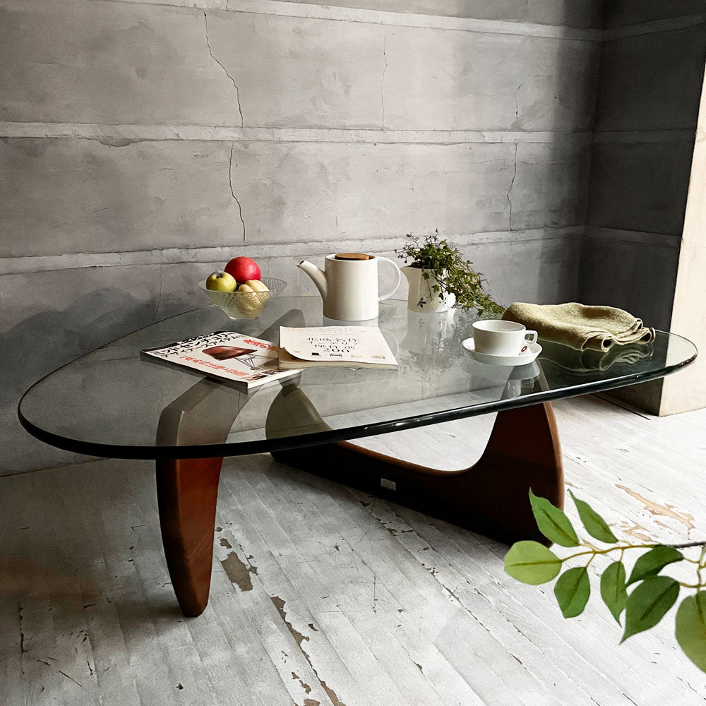 【学芸大学店】ヴィトラ vitra コーヒーテーブル Coffee Table イサムノグチ Isamu Noguchi ガラス天板 厚19mm ウォールナットフレーム ミッドセンチュリー 名作  参考定価￥514,800- ♪ 買取させていただきました。