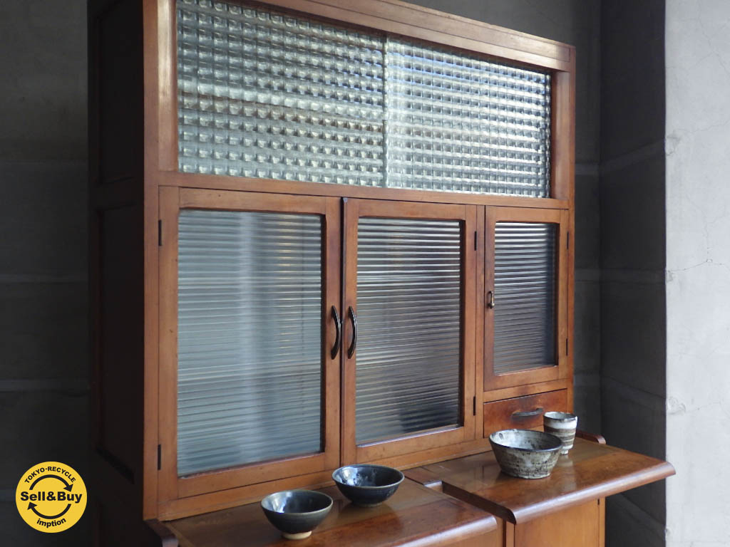 ジャパンビンテージ 食器棚 ベロ付き チェッカーガラス ＆ モールガラス  ～日本の古い木味家具～ 【 買取と販売とレンタルのお店 】