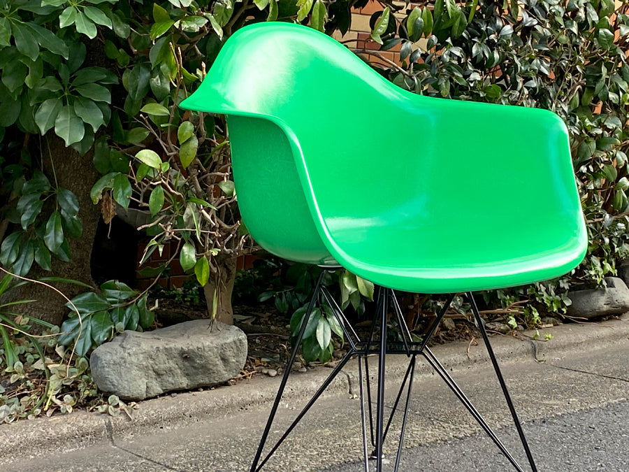 ハーマンミラー Herman Miller アームシェルチェア 現行FRP製 グリーン 1stタイプ ブラック エッフェルベース C&R イームズ DAR ～差し色になる鮮やかなグリーンカラー～