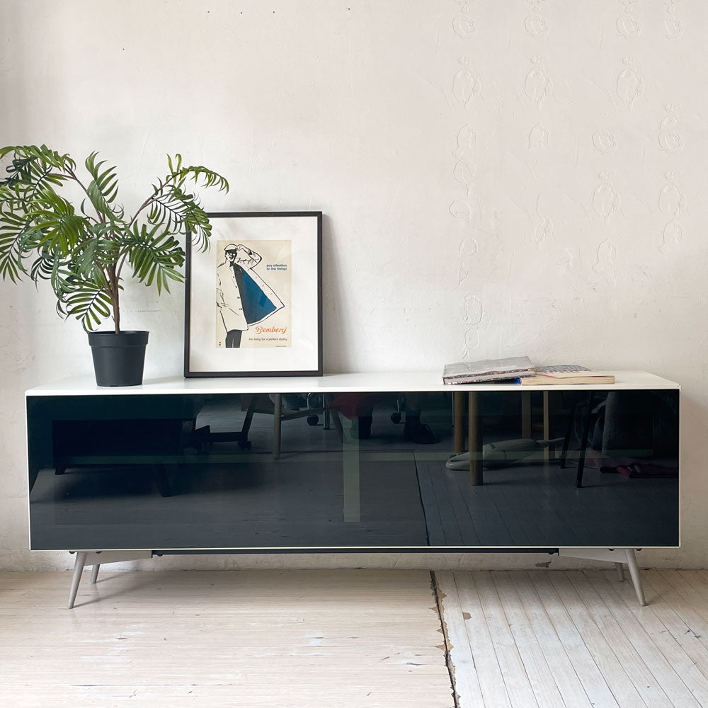 【下北沢店】ボーコンセプト BoConcept ルガーノ LUGANO AVボード TVボード ホワイト ドロップダウンドア 北欧 デンマーク 廃盤 買取させていただきました。