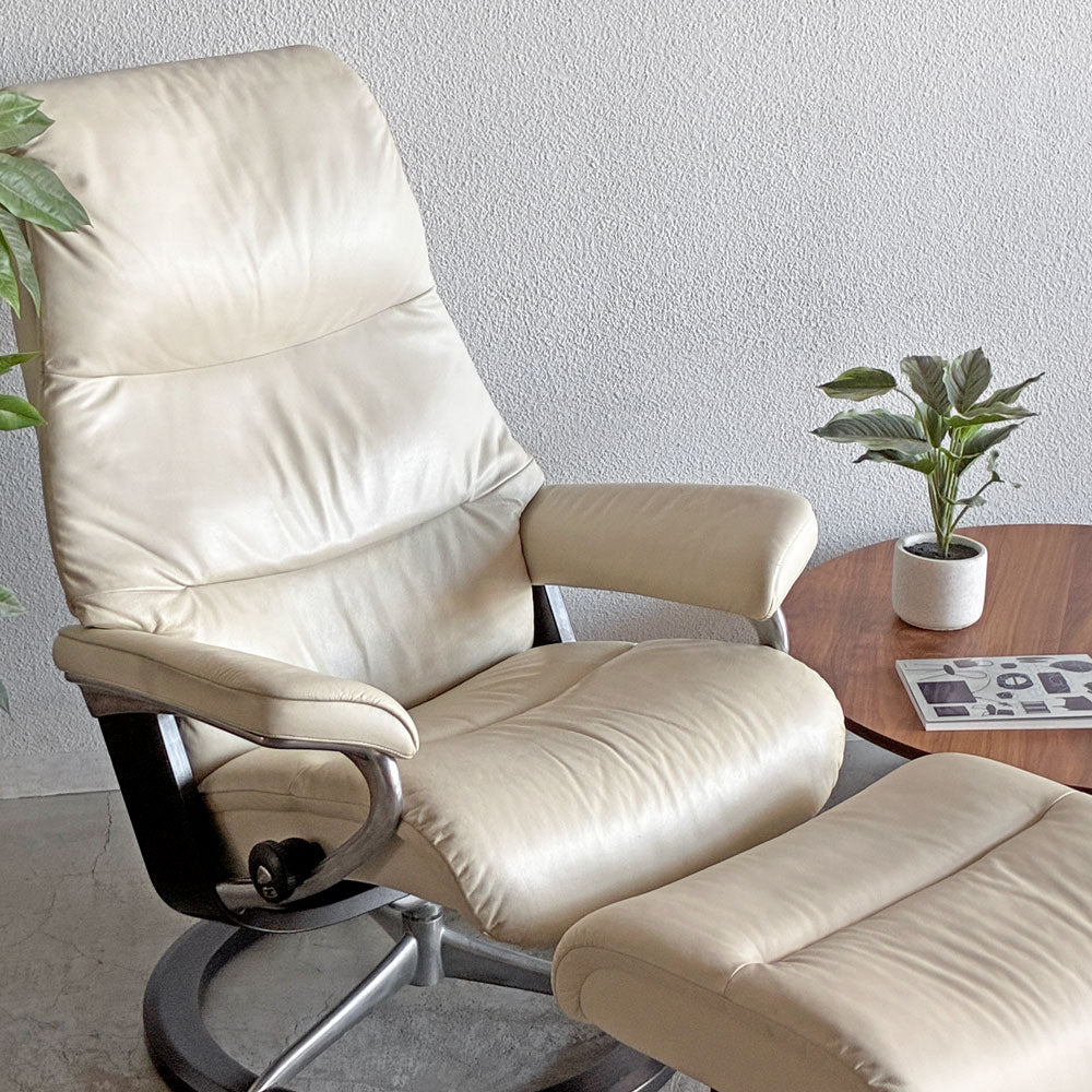 エコーネス EKORNES ビュー View ストレスレスチェア stressless リクライニングチェア シグニチャーベース Mサイズ オットマン付き 牛革 定価513,700円 ～ 浮遊する心地よさ ～