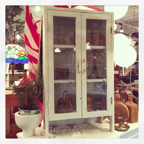 ～シャビーシックをお部屋に☆～ shabby chic ホワイトペイント ガラス扉 キャビネット 【買取＆販売＆レンタル】