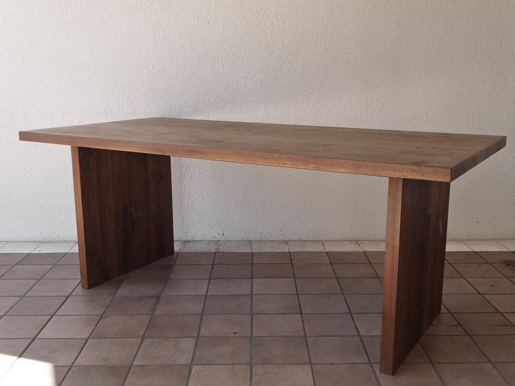 木蔵 BOKURA ウォールナット無垢材 ダイニングテーブル 天板厚37mm ～ 無垢材を惜しみなく使用したテーブル ～