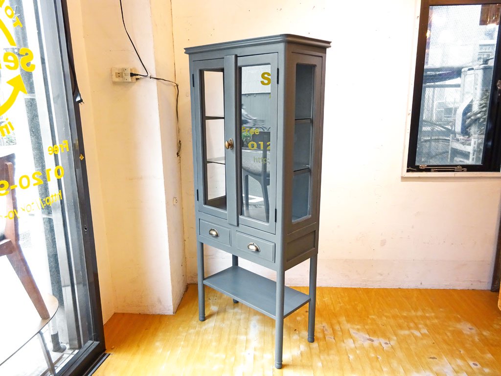 アンティーク調 ケビント 木製ドクターキャビネット グレーペイント 医療棚 ガラス棚 ディスプレイケース 店舗什器 中古品 買い取りしました。