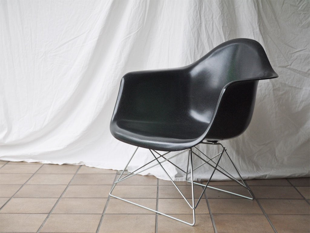 ハーマンミラー Herman Miller アームシェルチェア LAR 現行FRP製 ブラック キャッツクレイドル ラウンジベース C&R イームズ 中古品 買い取りしました。