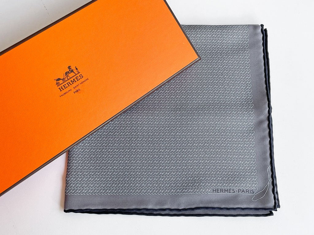 エルメス HERMES カレ42 ハンカチ グレー系 総柄 シルク100％ フランス made in france 箱付き 美品 中古品 買い取りしました。