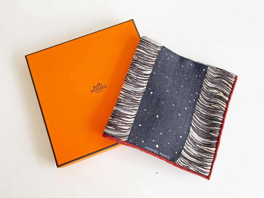 Awooooo エルメス HERMES スカーフ カレ65 Awooooo! オオカミ ネイビー系 カシミヤ×シルク 2018年秋冬コレクション フランス ...