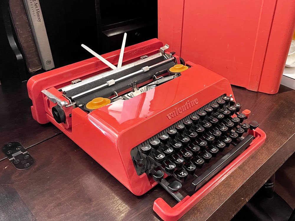 オリベッティ olivetti バレンタイン Valentine タイプライター 赤いバケツ エットーレ・ソットサス Ettore Sottsass スペイン製 MoMA 中古品 買い取りしました。
