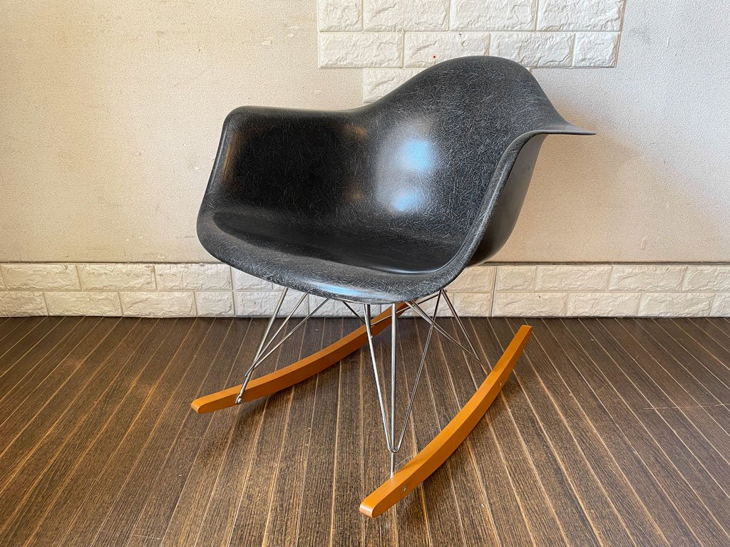 ハーマンミラー Herman Miller 現行FRP製 アームシェルチェア ブラック ロッカーベース C&Rイームズ ミッドセンチュリー 中古品  買い取りしました。