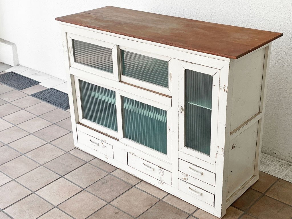 ジャパンビンテージ Japan Vintage ガラスキャビネット 食器棚 水屋箪笥 波ガラス ホワイトペイント シャビー 古家具 中古品 買い取りしました。