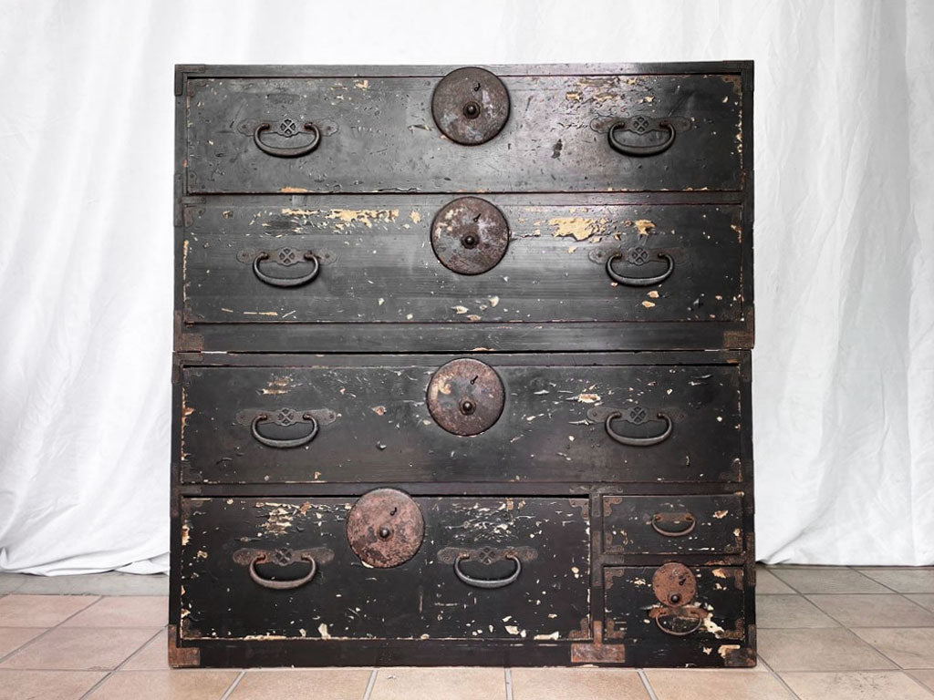 ジャパンビンテージ Japan Vintage 時代箪笥 杉材 黒塗り 黒漆 丸金具 蒔絵金具 和箪笥 圧内箪笥 古家具 希少 中古品 買い取りしました。
