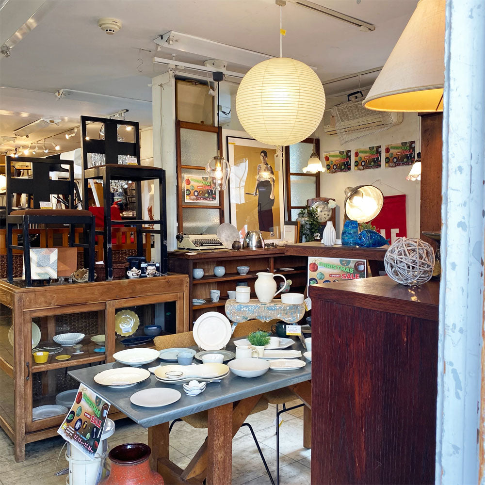 祖師ヶ谷大蔵店 今月の店内紹介 ～クリスマスSALE開催中！ヴィンテージ家具とお気に入りのテーブルウェア～